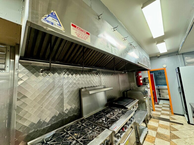 More Photos Of 726 Courtlandt Ave, Bronx Restaurant For Lease