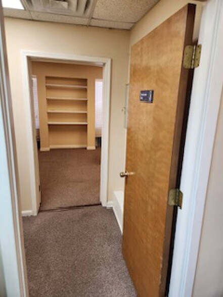 More Photos Of 502 Twin Bridges Rd, Alexandria Self Storage For Lease