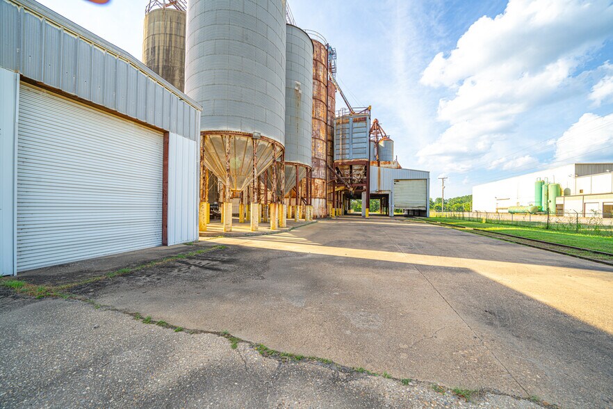 More Photos Of 220 Progress Blvd, Longview Warehouse For Sale