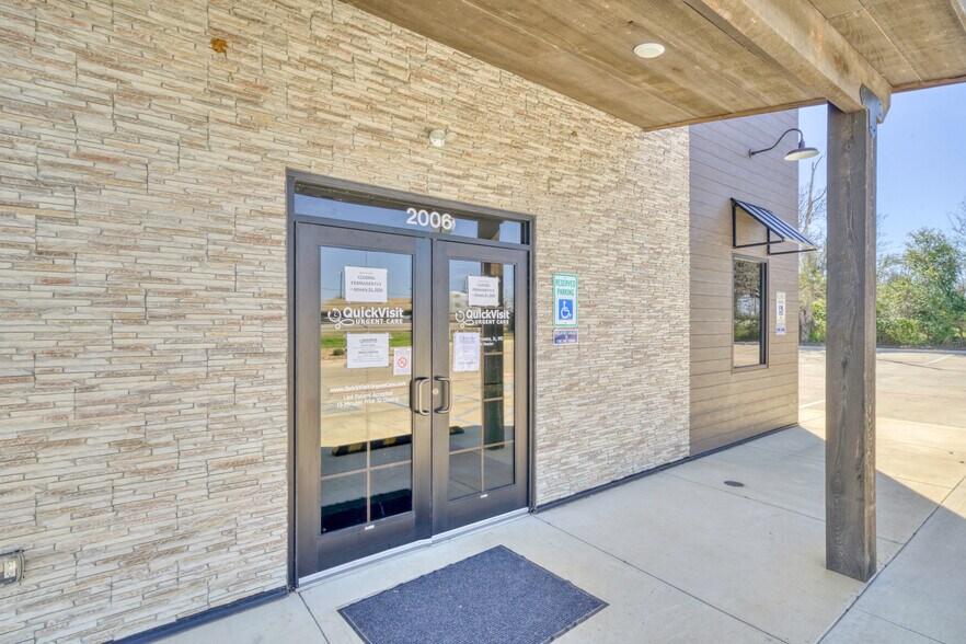 More Photos Of 2006 East Main, Madisonville Medical For Lease