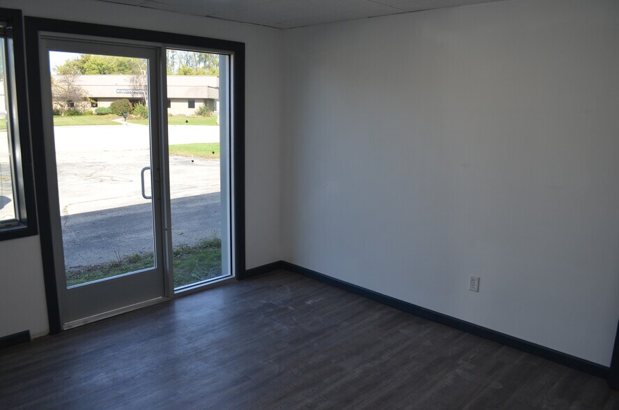 More Photos Of 1915 MacArthur Rd, Waukesha Manufacturing For Lease