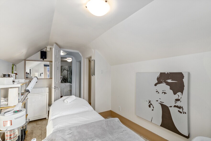 More Photos Of 2032 34th Ave SW, Calgary Office For Sale