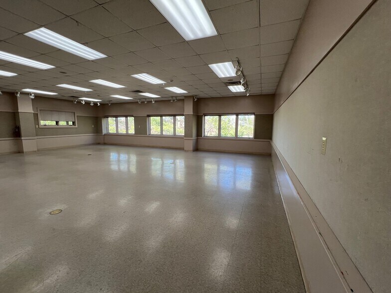 More Photos Of 374 Industrial Park Dr, Boone Showroom For Lease