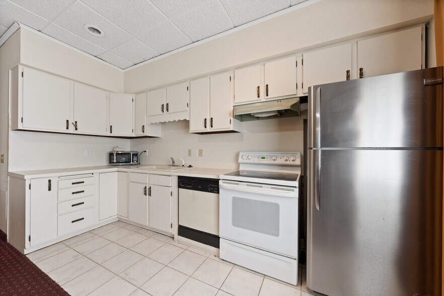 More Photos Of 1530 Cleveland Rd, Sandusky Hotel For Sale