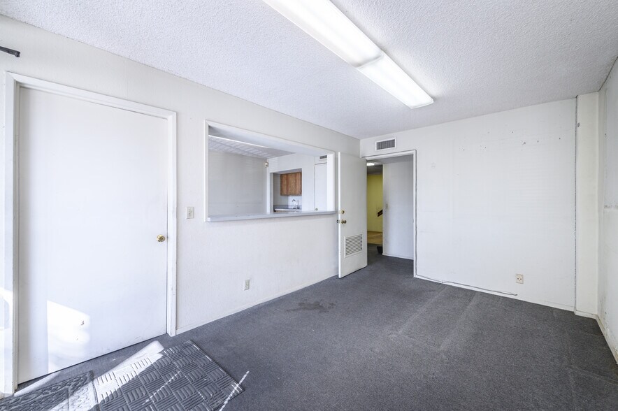 More Photos Of 711 W 17th St, Costa Mesa Light Manufacturing For Sale