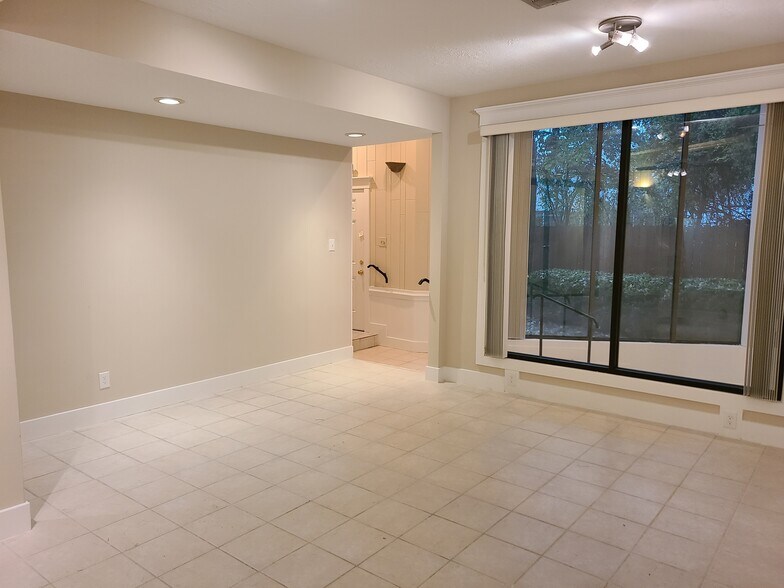 More Photos Of 900 W Davis St, Conroe Office For Sale