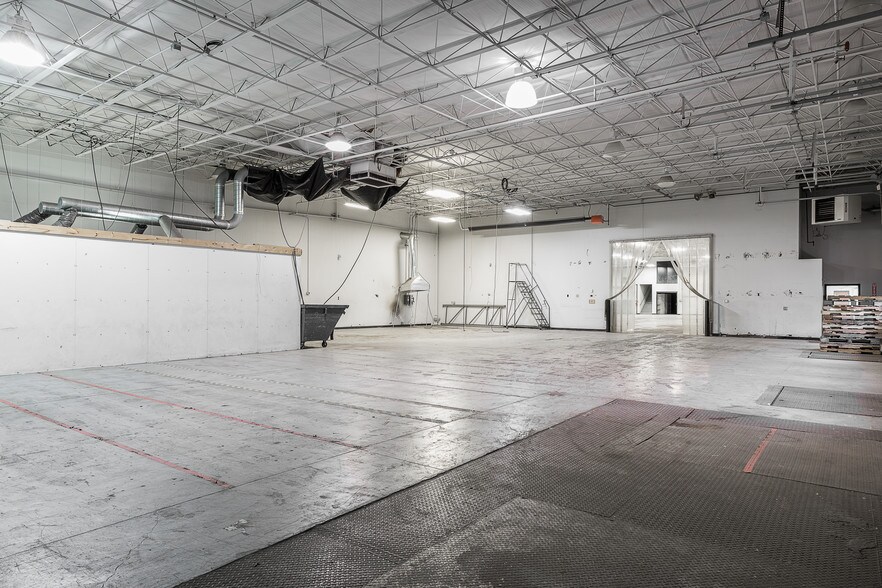More Photos Of 1202 Thomas Beck Rd, Des Moines Flex For Lease