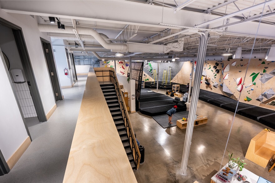 More Photos Of 5600 Av De Gaspé, Montréal Manufacturing For Sale