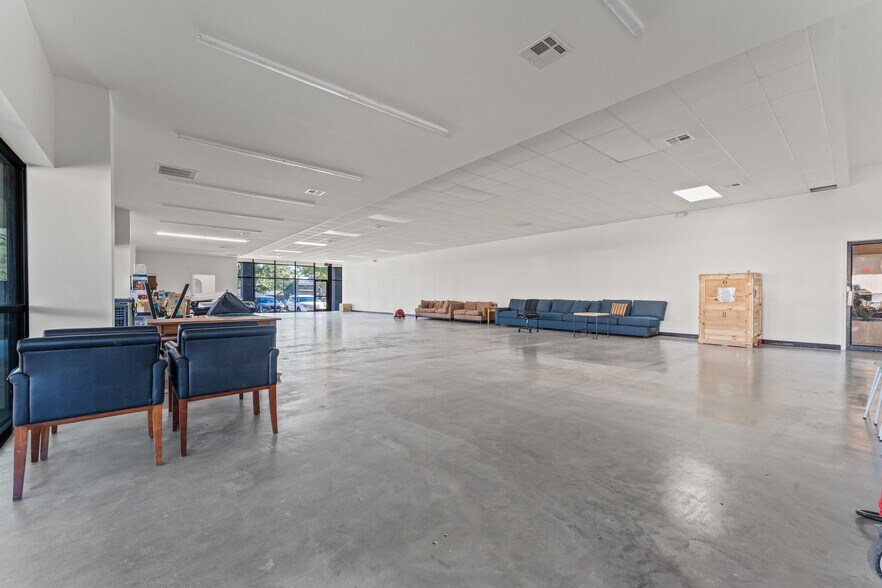 More Photos Of 8482 Perkins Rd, Baton Rouge General Retail For Lease