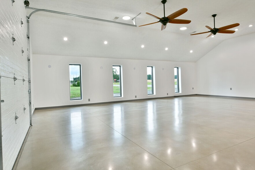 More Photos Of 3019 Parkman Rd NW, Warren Flex For Sale