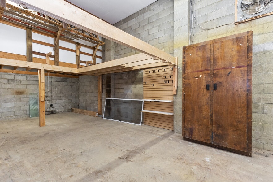 More Photos Of 2253-2265B W Railway St, Abbotsford Warehouse For Lease