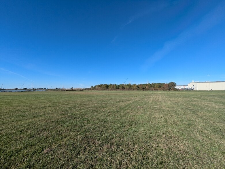 More Photos Of 5315 N Twin City Hwy, Nederland Warehouse For Lease