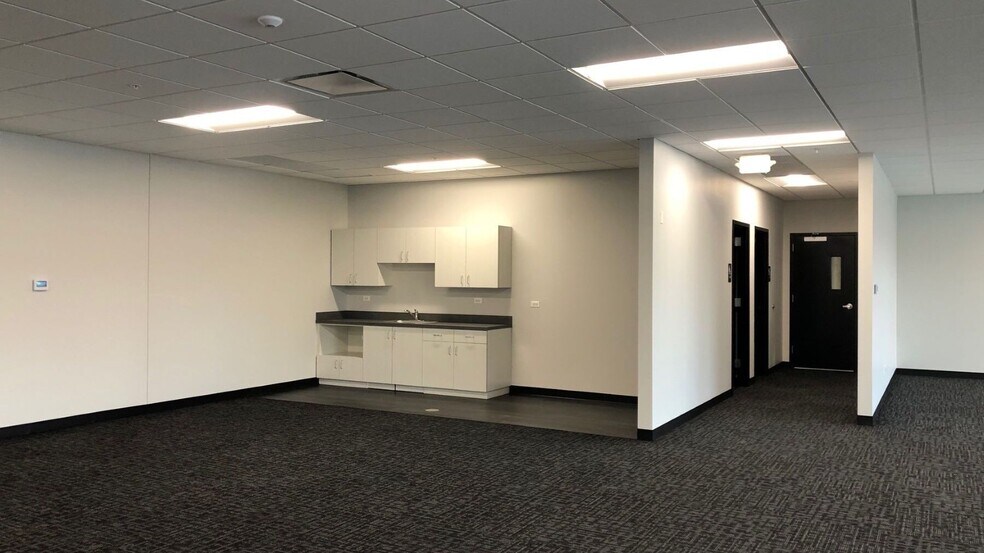 More Photos Of 1055-1065 Sesame St, Bensenville Distribution For Lease