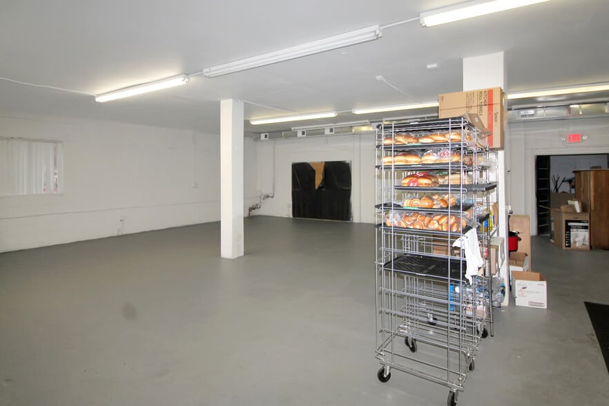 More Photos Of 17400 Savage Rd, Belleville Storefront Retail Residential For Lease