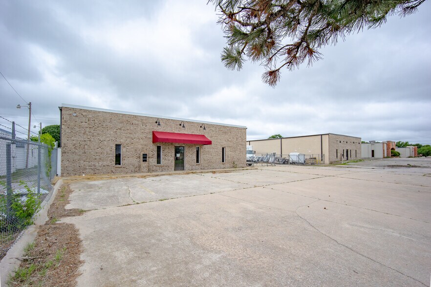 More Photos Of 1835 Industrial Blvd, Norman Warehouse For Sale
