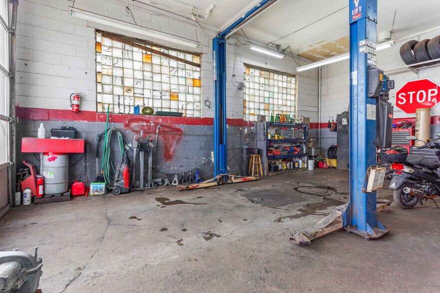 More Photos Of 25985 Groesbeck Rd, Warren Auto Repair For Sale