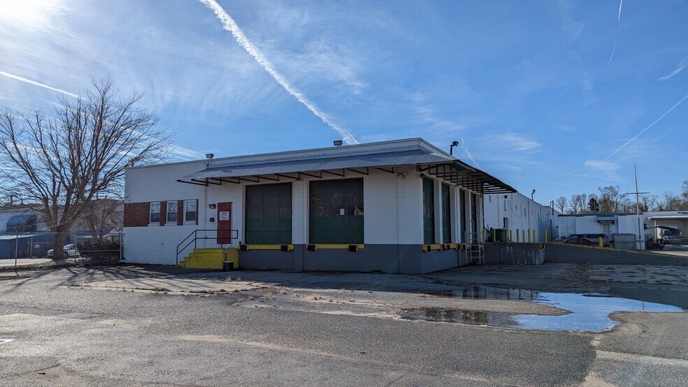 More Photos Of 717 Longfellow St, Woodbine Warehouse For Lease