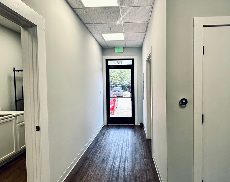 More Photos Of 605-701 E University Ave, Georgetown Storefront Retail Office For Sale