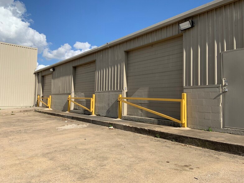 More Photos Of 10514 Shady Trl, Dallas Warehouse For Lease