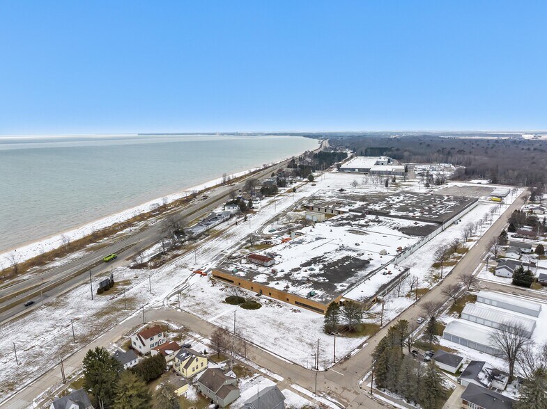 Primary Photo Of 606 Parkway Blvd, Two Rivers Warehouse For Lease