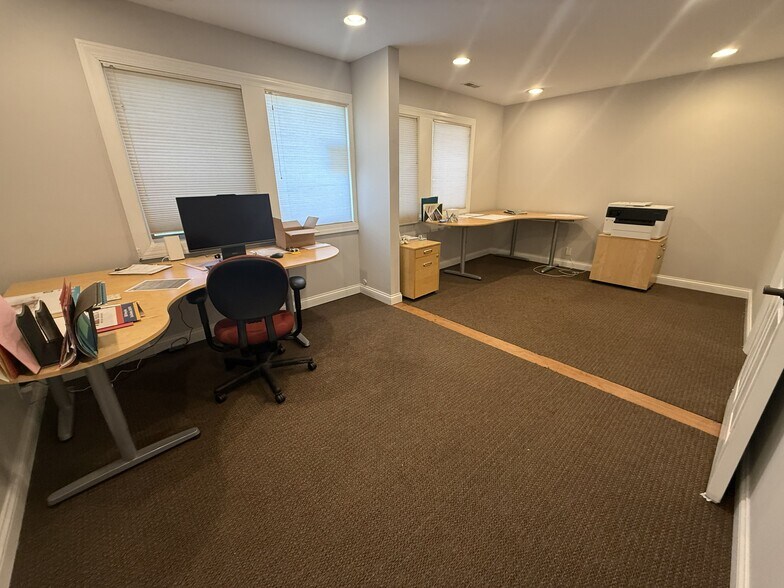 More Photos Of 806 Penny Ave, East Dundee Storefront Retail Office For Lease