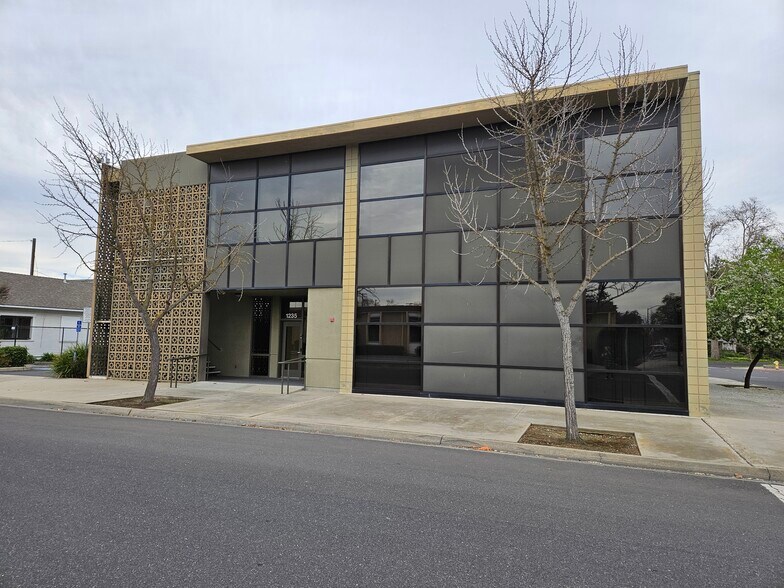 More Photos Of 700 Needham St, Modesto Light Distribution For Lease