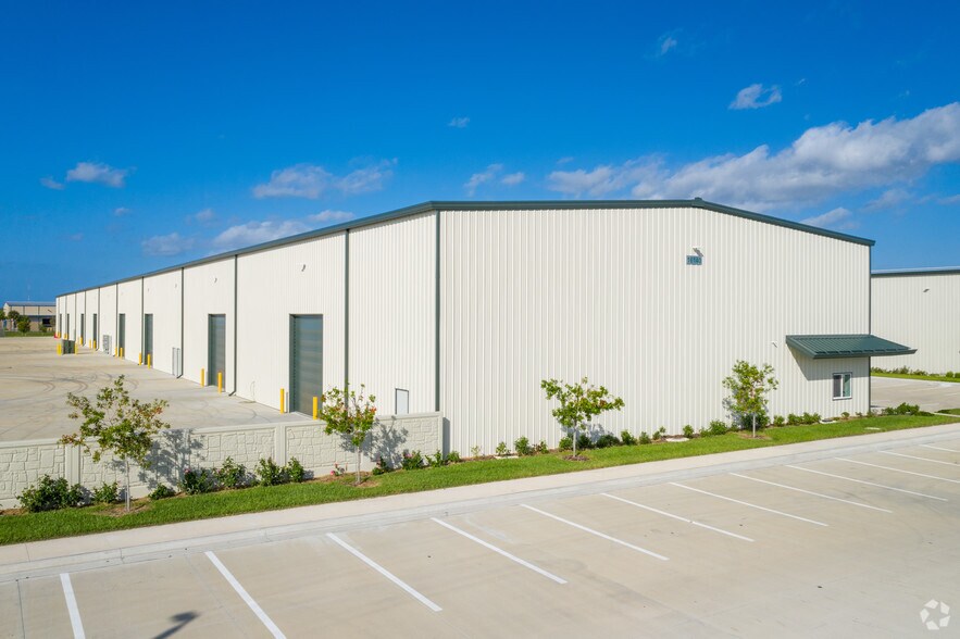 More Photos Of 16140 Lee Rd, Fort Myers Manufacturing For Lease