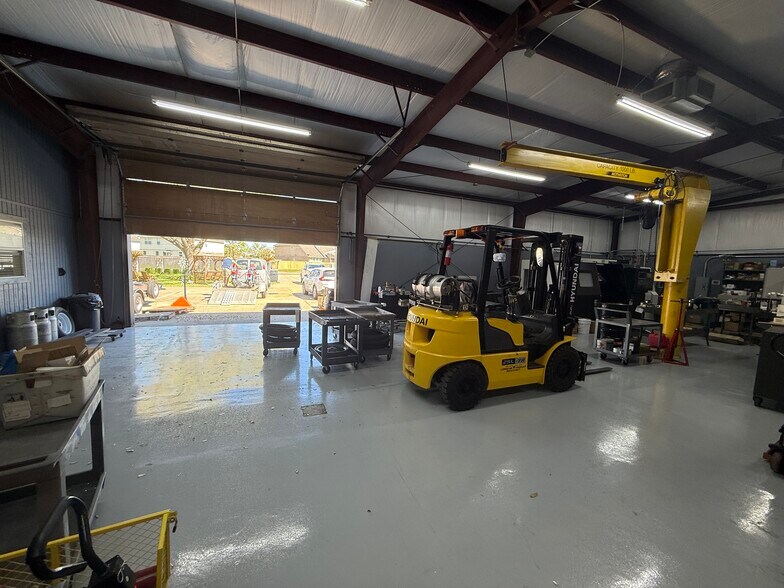 More Photos Of 1454 Oday Rd, Pearland Light Manufacturing For Sale