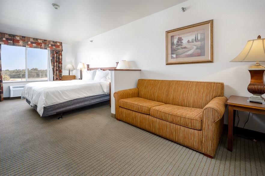 More Photos Of 7840 NW 39th Expy, Bethany Hotel For Sale