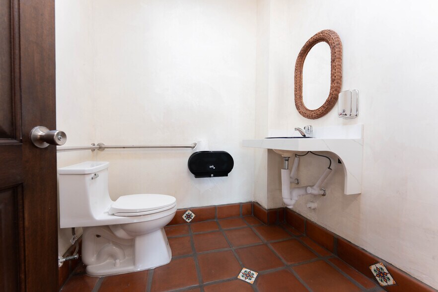 More Photos Of 2112 E California Ave, Bakersfield Freestanding For Sale