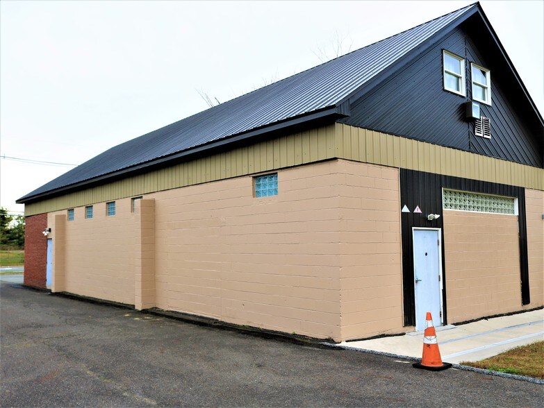 More Photos Of 1523 Parkway Ave, Ewing Showroom For Lease
