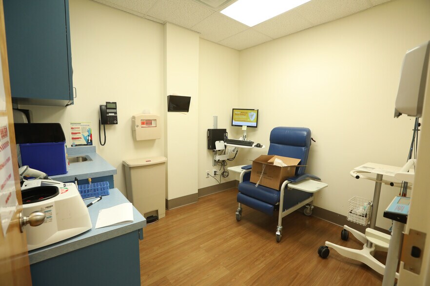 More Photos Of 211-20 Union Tpke, Oakland Gardens General Retail For Lease