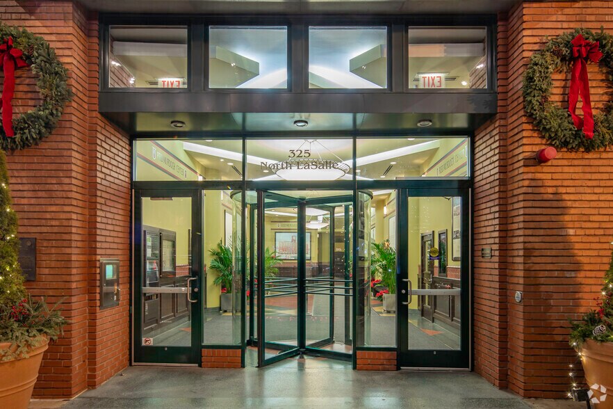 More Photos Of 325 N LaSalle St, Chicago Office For Lease