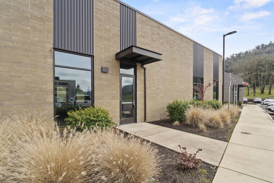 More Photos Of 722 W Harvard Ave, Roseburg Storefront Retail Office For Sale