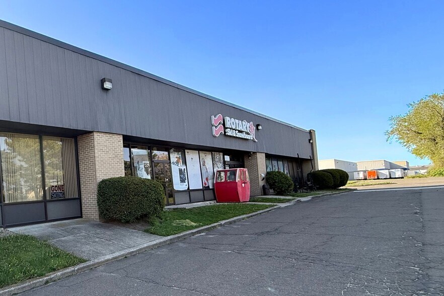 More Photos Of 555 Lordship Blvd, Stratford Showroom For Sale