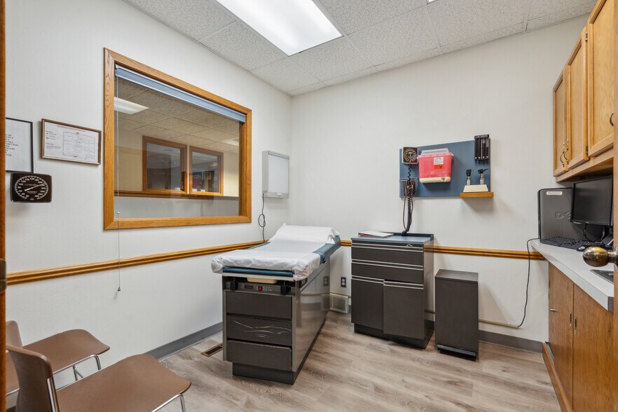 More Photos Of 305 E San Marnan Dr, Waterloo Medical For Sale