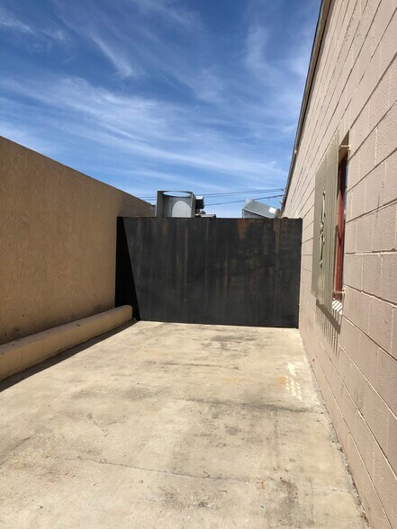 More Photos Of 2621 Pico Blvd, Santa Monica Storefront Retail Office For Lease