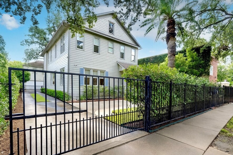 Primary Photo Of 1226 Heights Blvd, Houston Office For Sale