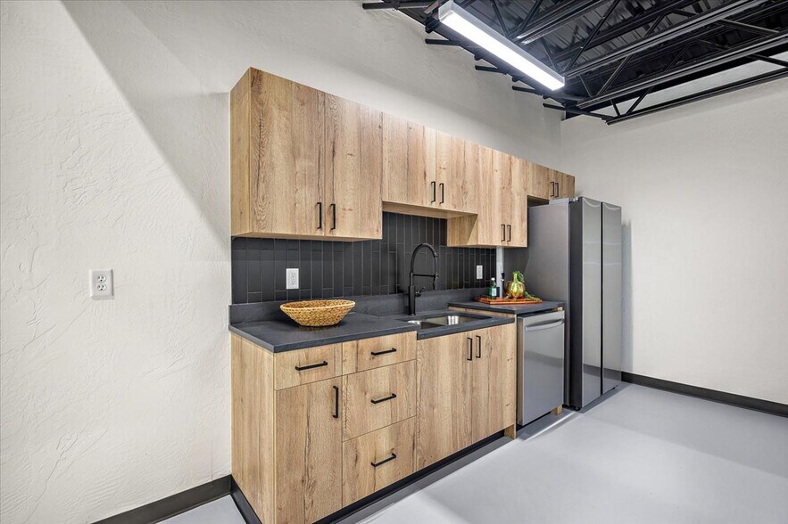 More Photos Of 1229 NW 122nd St, Oklahoma City Light Manufacturing For Sale