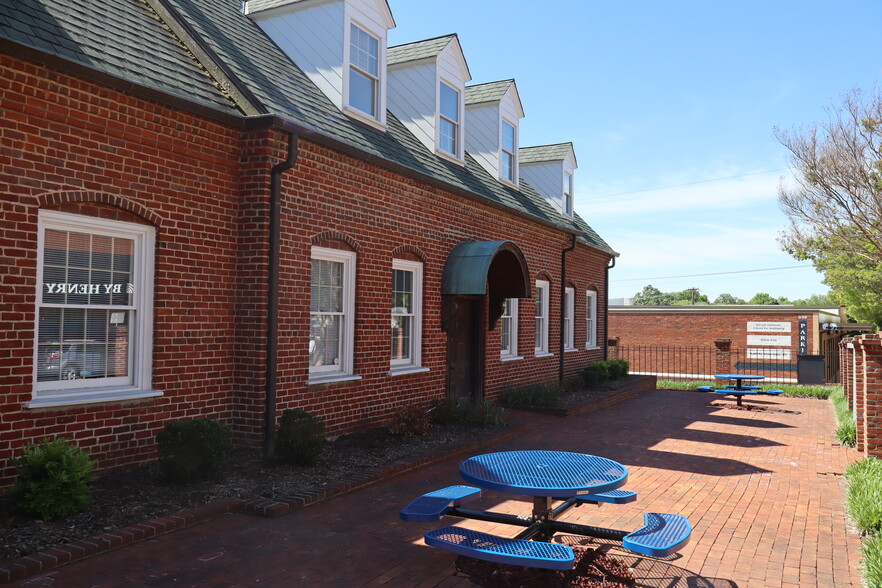 More Photos Of 939 Burke St, Winston-Salem Office For Lease
