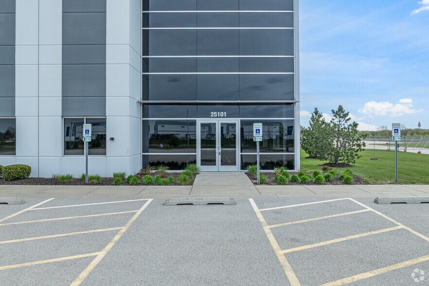 More Photos Of 25101 S Ridgeland Ave, Monee Warehouse For Lease