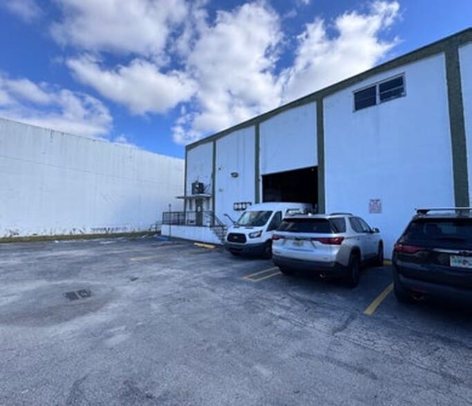 More Photos Of 9869 NW 79th Ave, Medley Warehouse For Lease