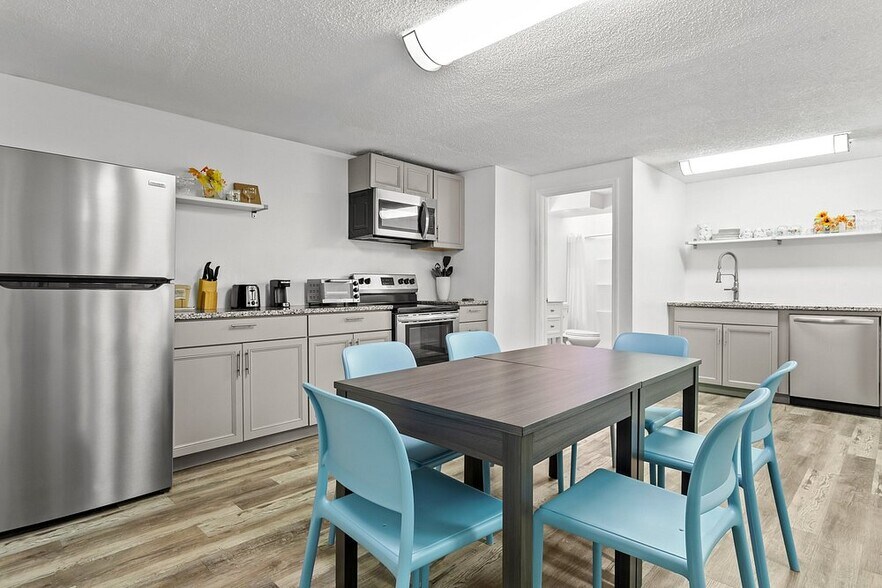 More Photos Of 1400 34th St N, Saint Petersburg Hotel For Sale