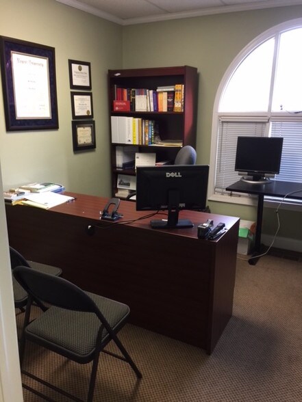 More Photos Of 7002 Evergreen Ct, Annandale Office For Lease