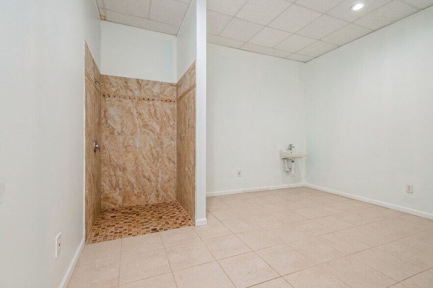 More Photos Of 149 Pierce St, Somerset General Retail For Lease