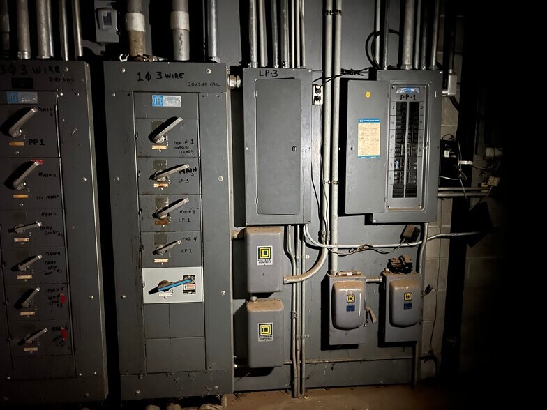 More Photos Of 881 E Dixie Dr, West Carrollton Light Distribution For Lease