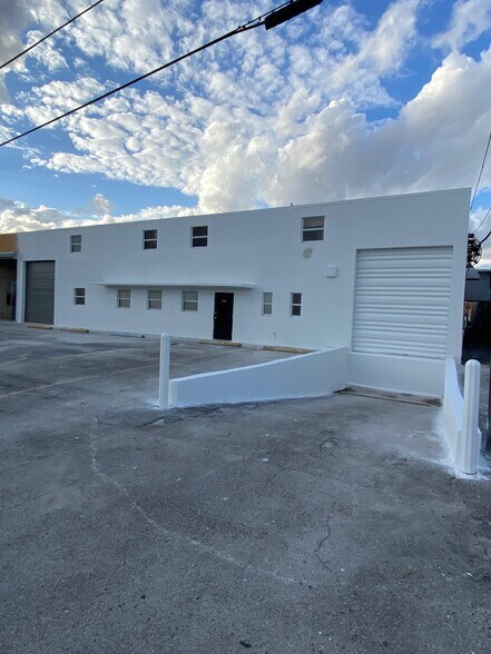 More Photos Of 1705-1707 W 32nd Pl, Hialeah Warehouse For Lease