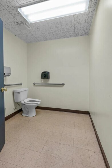 More Photos Of 808 E Wakefield Ave, Sikeston Healthcare For Sale