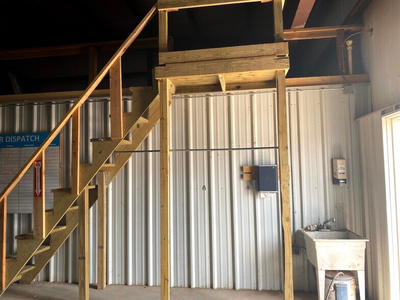 More Photos Of 1002 Commerce Dr, Lindsay Light Manufacturing For Sale