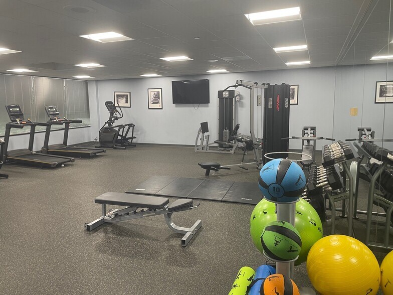 More Photos Of 40 Shuman Blvd, Naperville Office For Lease